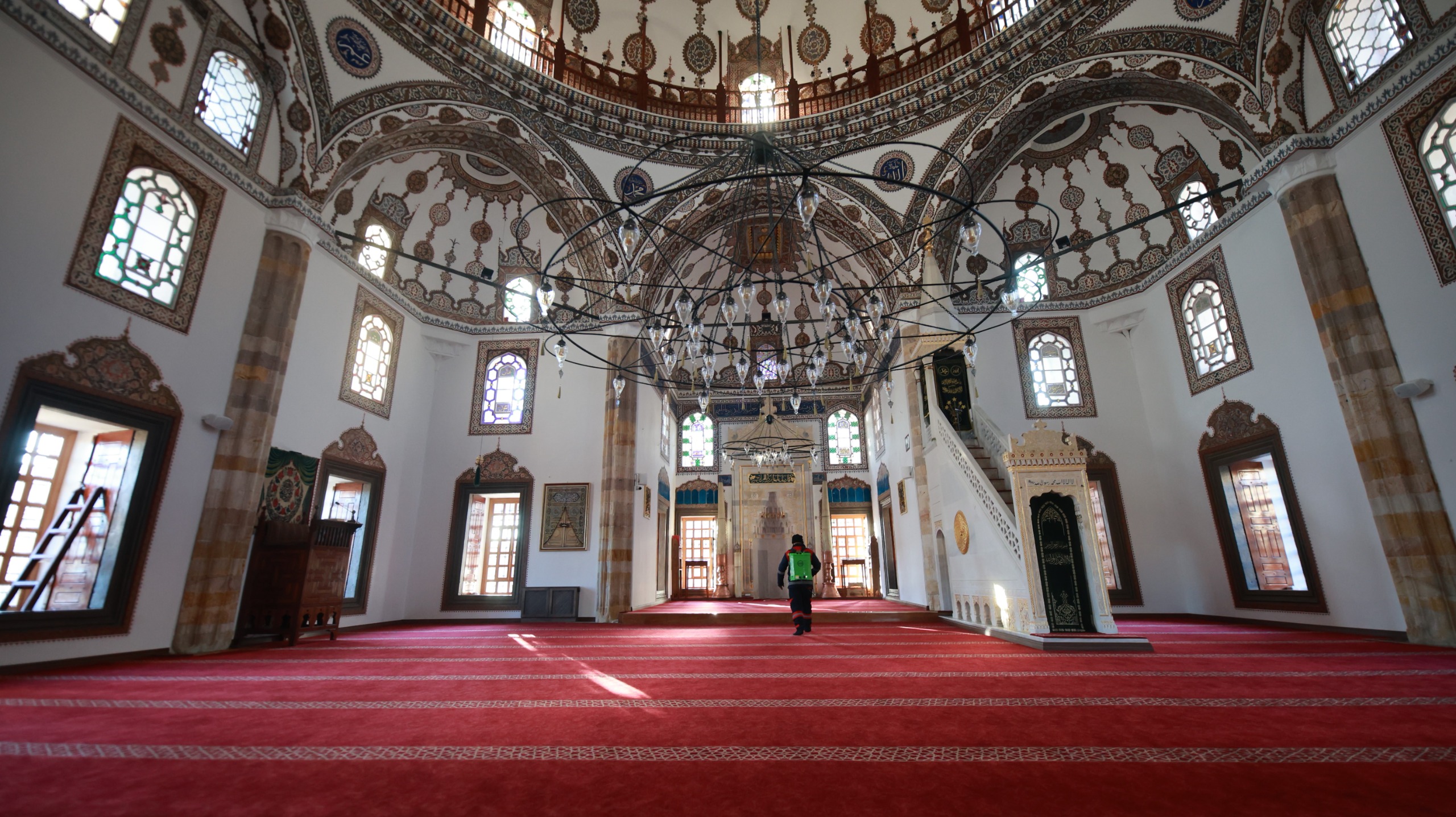 Nevşehir’de Camilere Gül Suyu Döküld